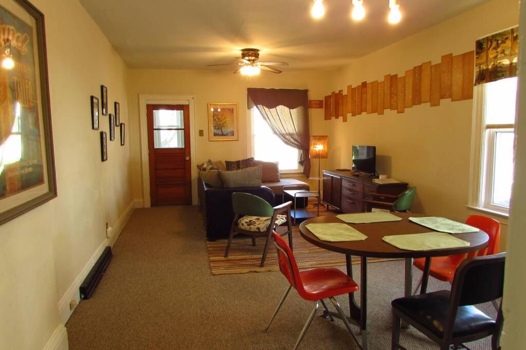 Falls Retreat: Riverside Downtown Getaway Niagara Falls Exterior photo