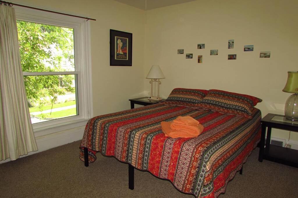 Falls Retreat: Riverside Downtown Getaway Niagara Falls Exterior photo